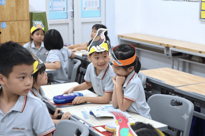 KHI TIẾNG CHIM RÍU RAN QUA NHỮNG CÂU ĐỒNG DAO